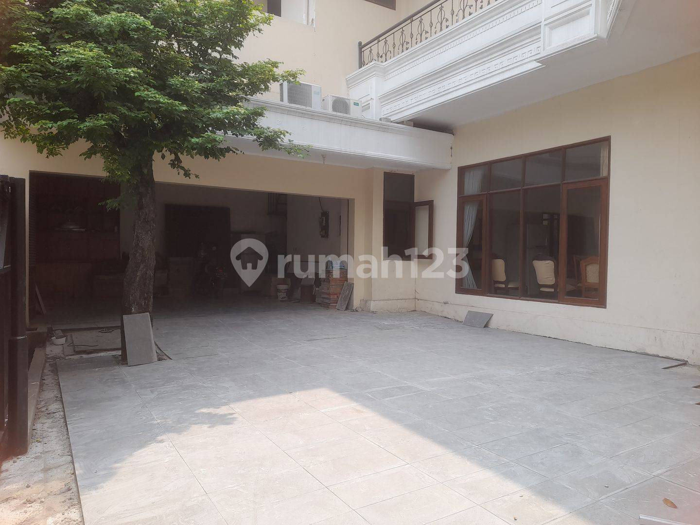 Spacious Villa Near Simatupang Toll Road with Pool
