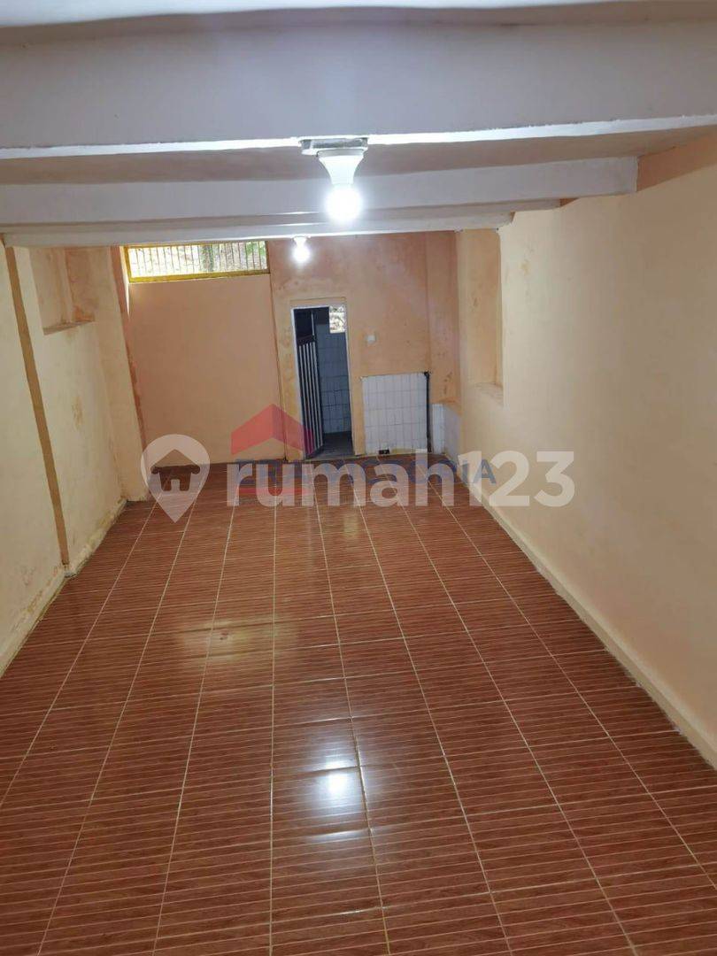 3-Story Commercial Space in Busy Culinary Area of Malang City