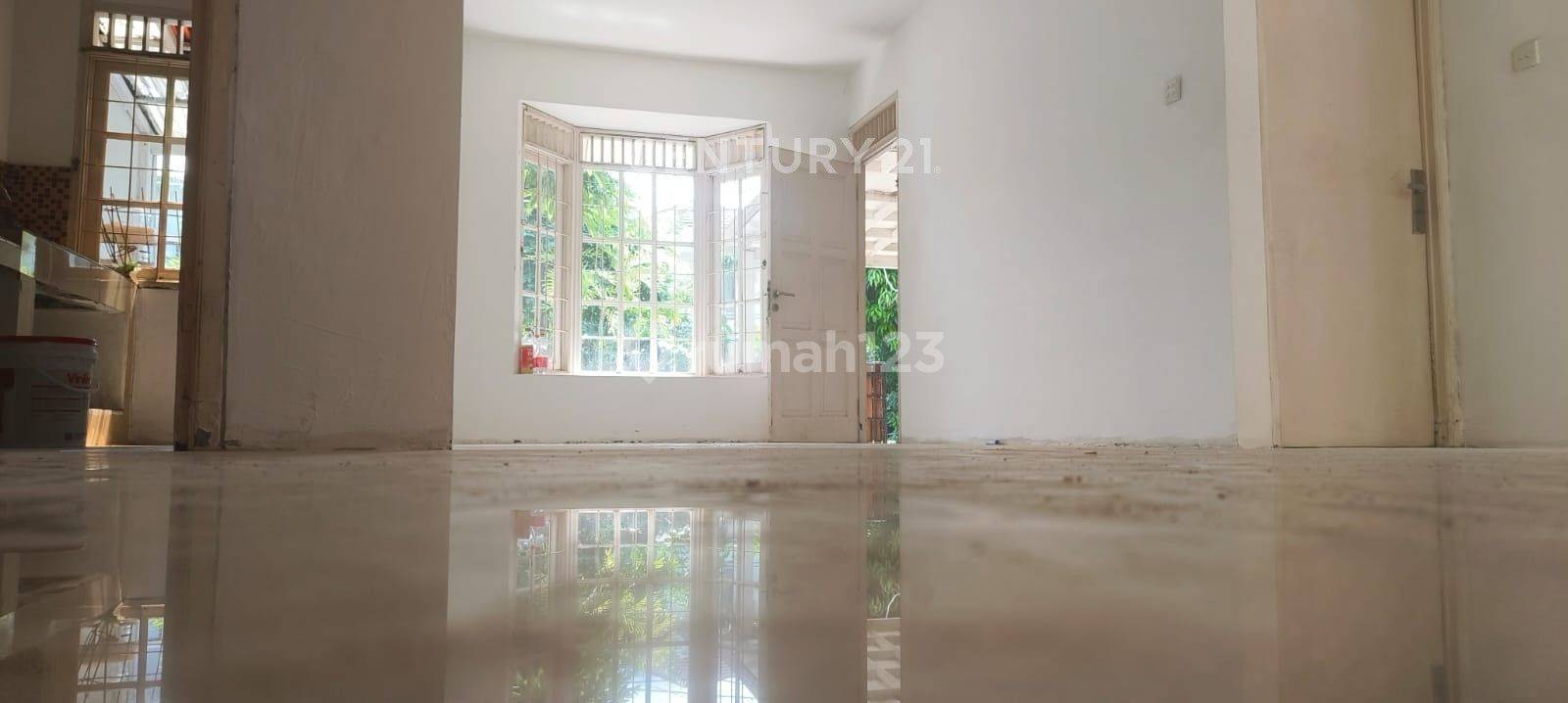Spacious 2-Bedroom House in Sektor 5 with Carport