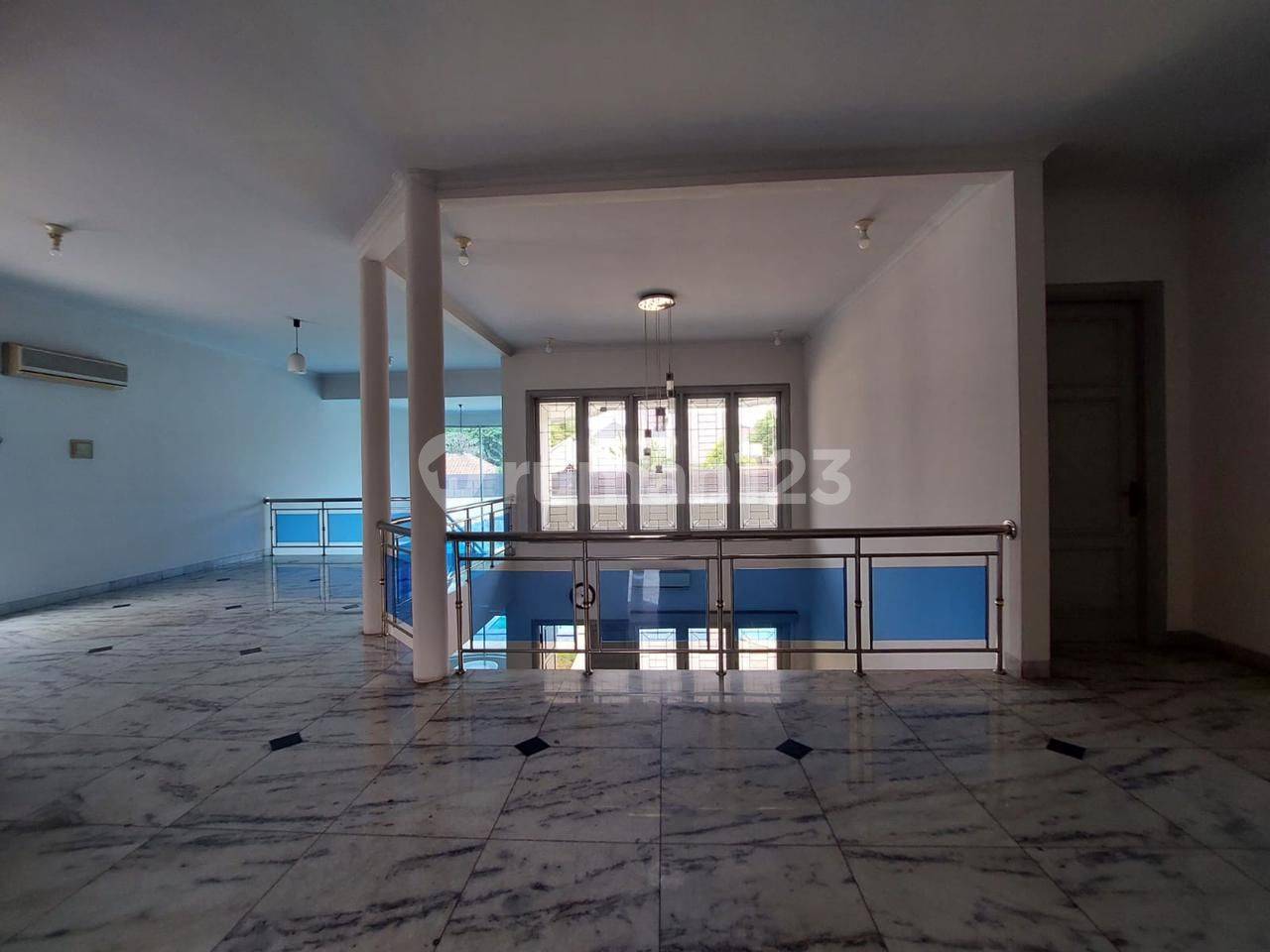 Spacious 5-Bedroom House with Pool near Pejaten Village Mall