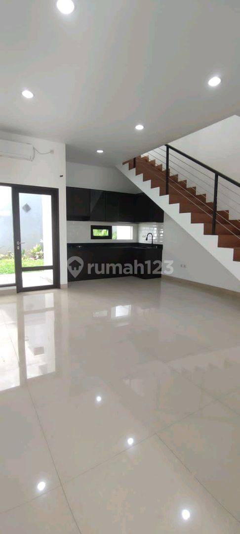 Minimalist House at Setraria Sutami