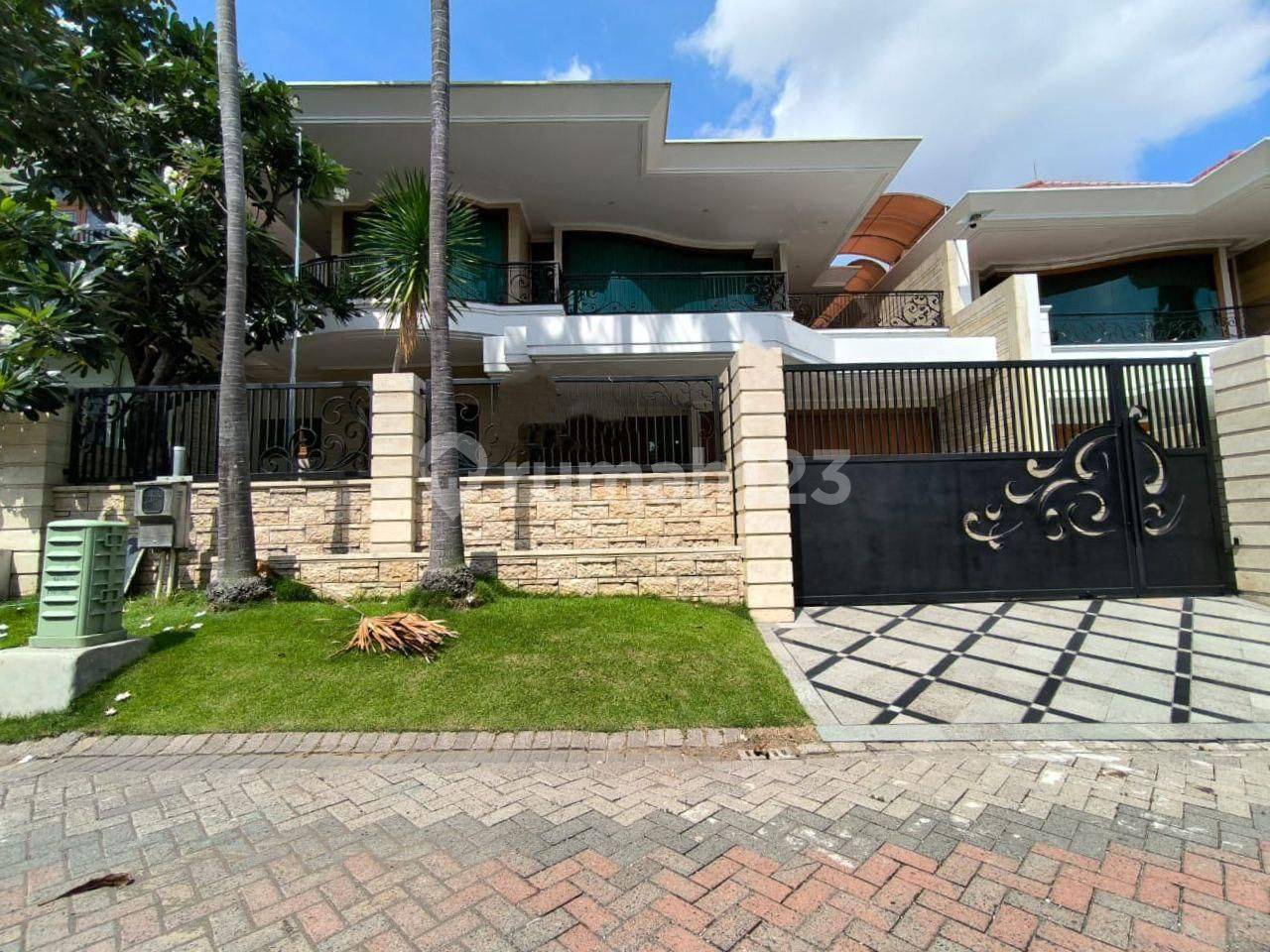 Luxurious Graha Famili House - Fully Furnished, Premium Finish