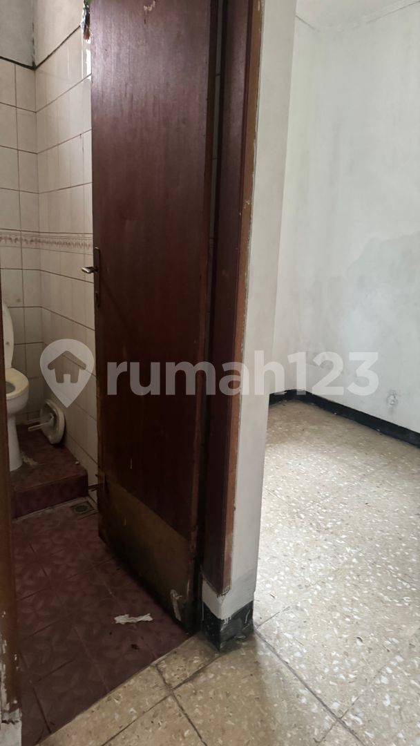 2-Story Corner House with 8 Bedrooms, Ideal for Boarding House or Office