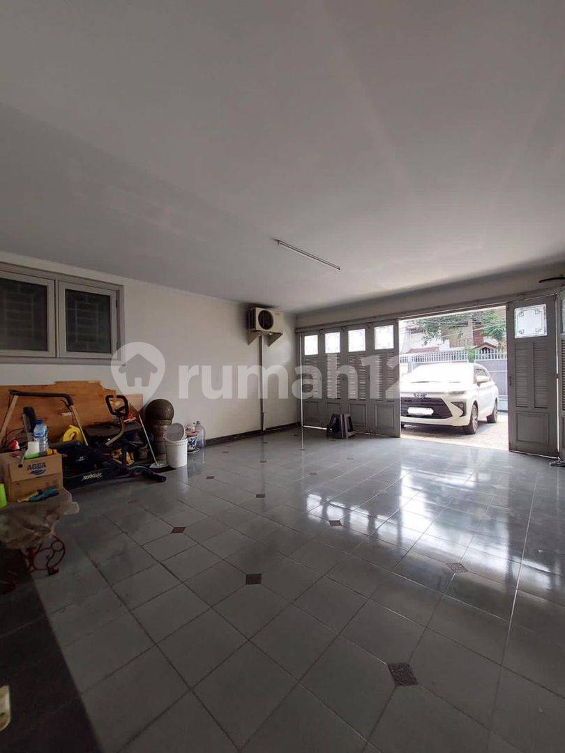 Spacious 5-Bedroom House with Pool near Pejaten Village Mall