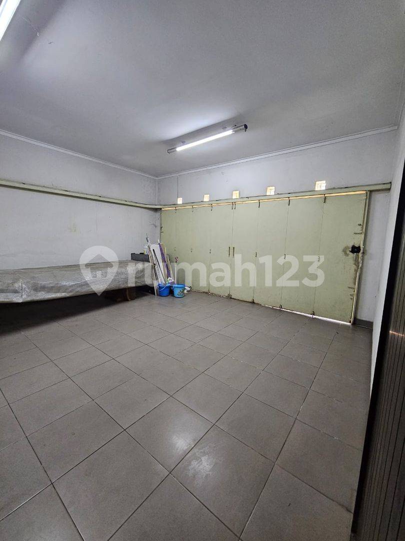 Spacious 4-Bedroom House in Batununggal, Fully Furnished