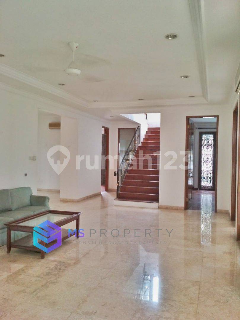Spacious House with Pool, Garden, and Multiple Parking Spaces