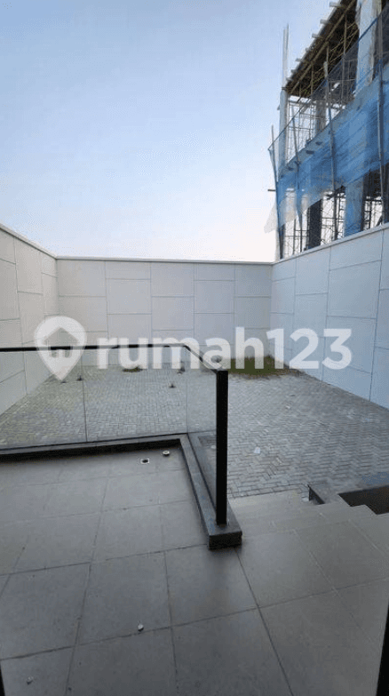Exclusive Pantai Indah Kapuk 2 House with Large Land Area and Multiple Rooms