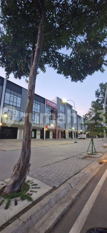 Modern 3-Story Commercial Space in Soho Orchard