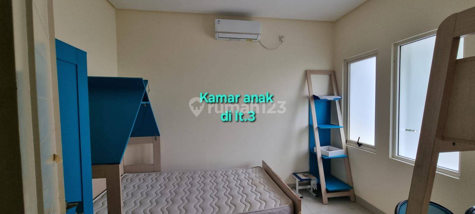 PIK 1-дегі 5 жатын бөлмесі және 3 көлікке арналған гаражы бар кең 3 қабатты үй
