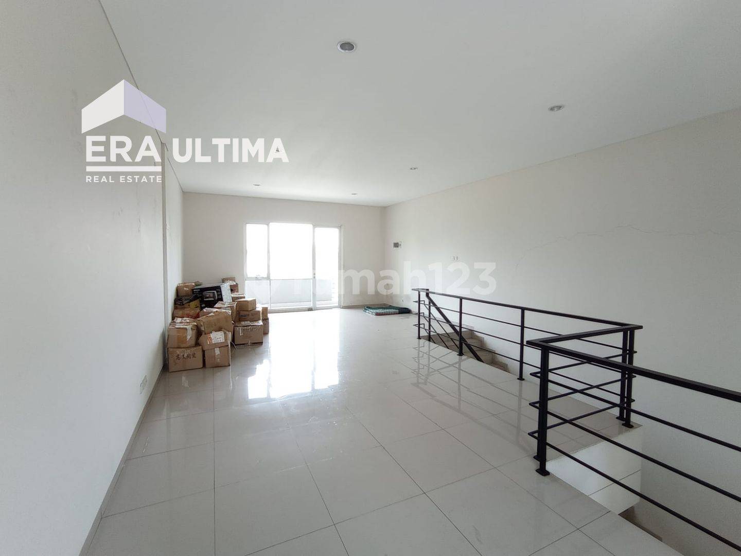 Strategic Commercial Property for Rent on Main Road
