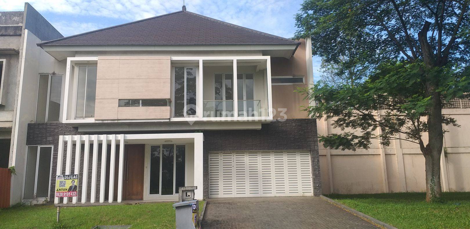 Modern Two-Story House Near Amenities