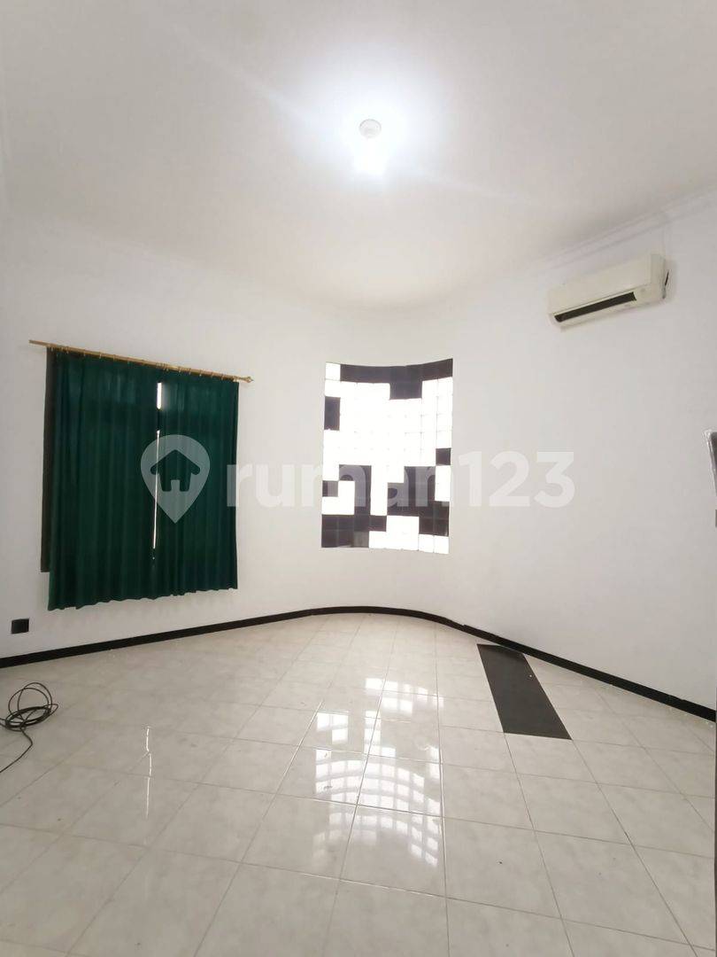 Dukuh Kupang Timur ауданында жалға берілетін кең 1 қабатты үй - Үй/кеңсе үшін идеалды
