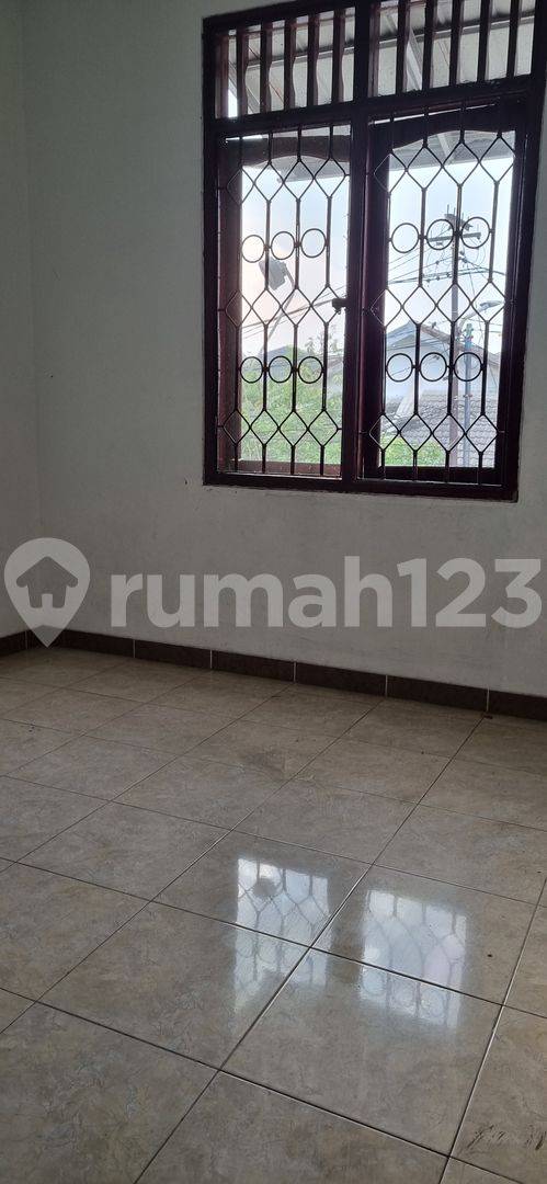 2-Story House in East Surabaya, Strategic Location Near Public Facilities