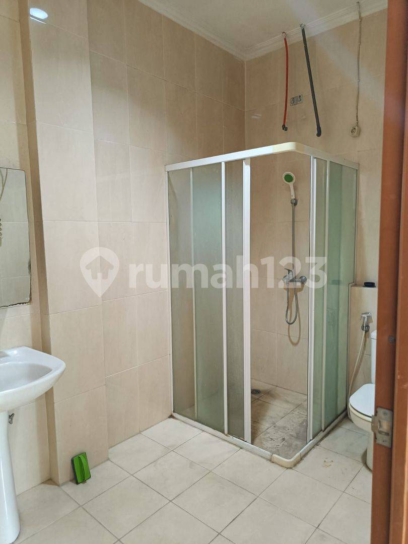 Необставленная квартира в Pluit Timur Residence, южная сторона, чистая