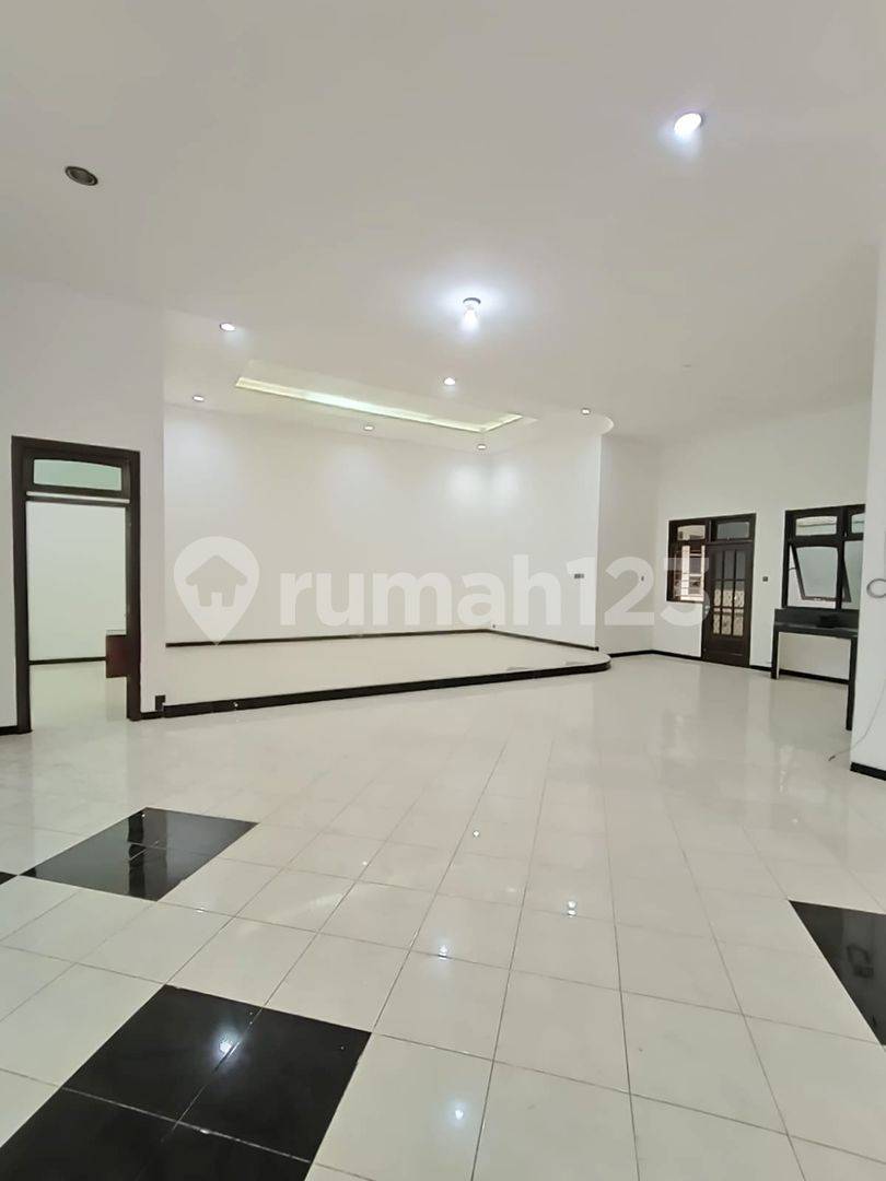 Dukuh Kupang Timur ауданында жалға берілетін кең 1 қабатты үй - Үй/кеңсе үшін идеалды