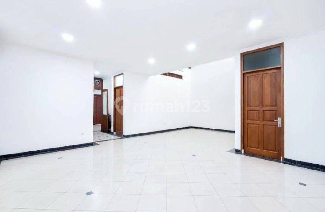Strategically Located House in Tebet with Multiple Amenities
