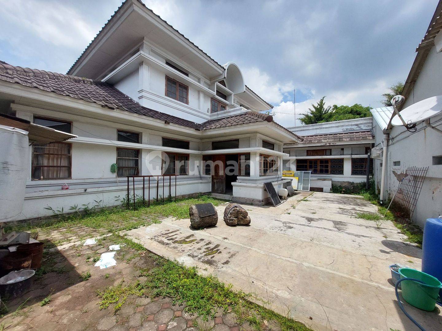 Strategic Business Space for Cafe, Restaurant, or Office