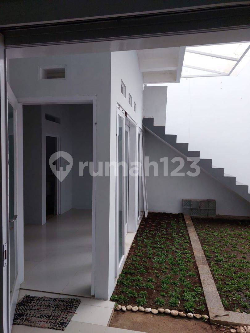 Strategic Location House with Garden and Kitchen Set